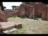 03092 ostia - regio i - insula ii - caseggiato del pantomimo apolausto and caseggiato del balcone ligneo (i,ii,2.6) - raum 27 (innenhof) - bli ri suedwesten - 09-2022.jpg